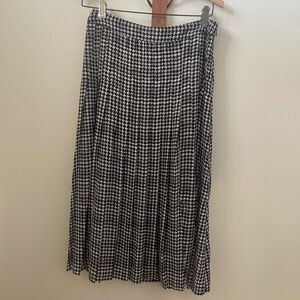 White House Black Market Houndstooth Pleated Midi Skirt in Size 2